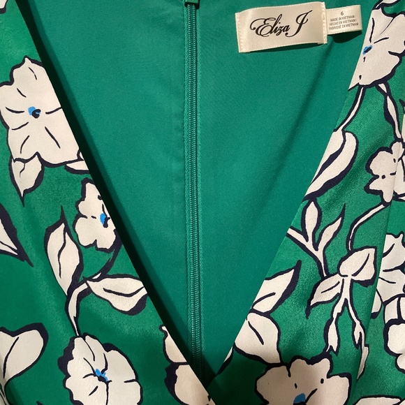 Clothing- Dress - Picture 3 of 4